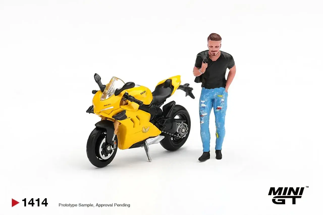 Ducati Ducati Panigale V4 S Giallo w/ figure
